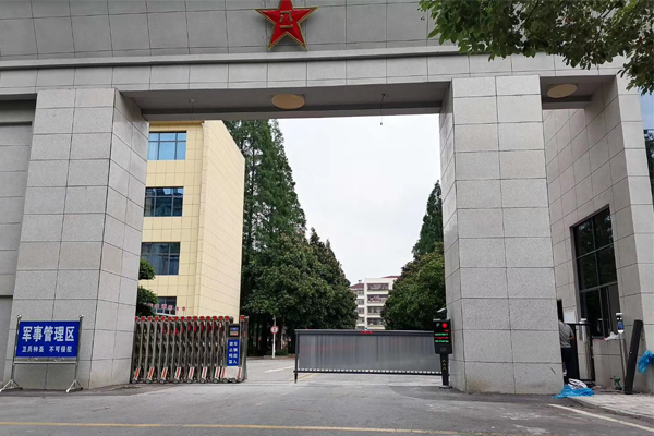 潛江市人民武裝部、車牌識(shí)別、人臉識(shí)別、廣告道閘、廣告小門安裝調(diào)試完畢